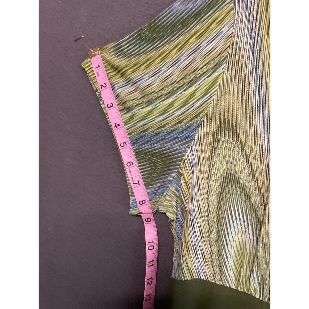 Green Patterned V-Neck Dress with Waist Tie - Picture 5 of 7